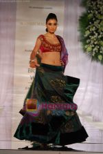 Model walks the ramp for Manish Malhotra at Aamby Valley India Bridal Week day 5 on 2nd Nov 2010 (161).JPG
